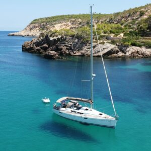 Velero anclado en cala mediterránea durante prácticas de PER